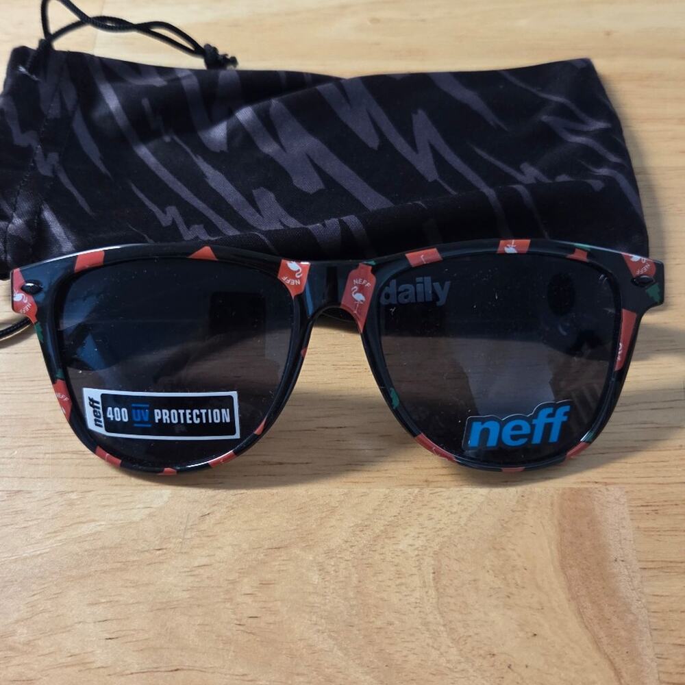 Neff Daily Sunglasses 400 UV Protection with PouchNeff Daily Sunglasses Black